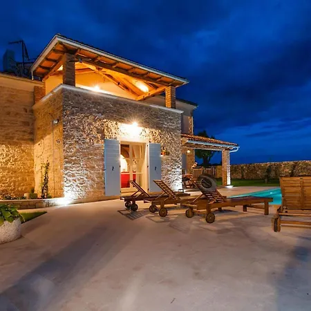 Semesterbostad Tomani *