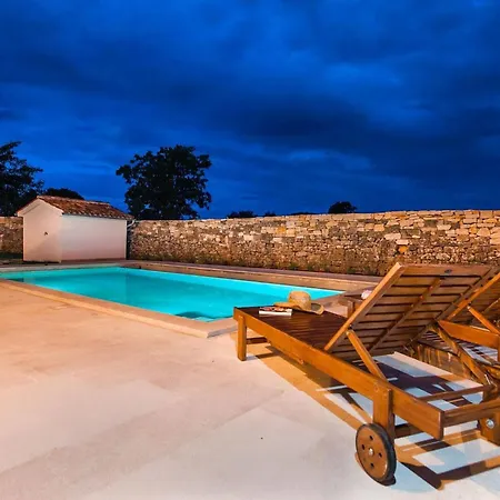 Semesterbostad Tomani *