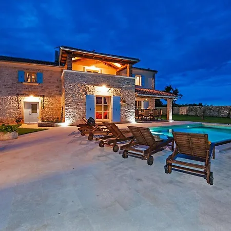 Semesterbostad Tomani *